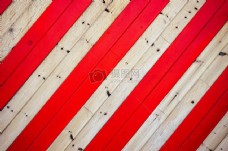红白相间的木板