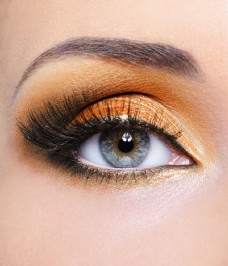 特色橙色和黑色眼影的眼睛特写图片