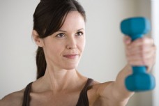 女性健身认真锻炼手臂的健身女性图片