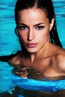 泳池里的性感美女图片