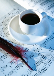 咖啡杯乐谱上的咖啡与羽毛图片