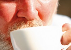 咖啡杯喝咖啡的外国老人图片