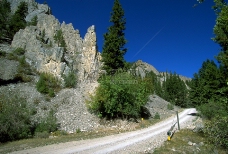 岩石边的小路