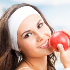 女性健身手拿苹果的健身女性图片