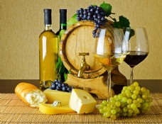 木桶葡萄酒与奶酪图片