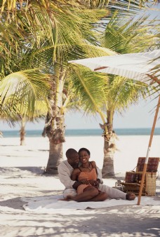 爱上沙滩上拥抱的黑人夫妻图片