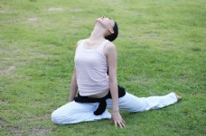 瑜伽运动在草地上做瑜伽的运动少女图片图片