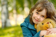 开学图片清纯可爱的小女孩与玩具小熊图片