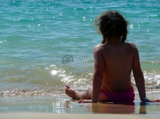 沙滩上休息的女孩