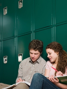 开学图片靠着柜子坐着做作业的外国情侣图片