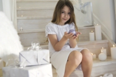 圣诞女孩捧着圣诞球的小女孩图片