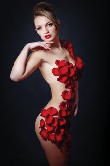 女性玫瑰花瓣与性感美女图片
