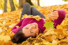 特写躺在叶子上的女孩图片