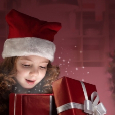 圣诞女孩打开圣诞礼物的小女孩图片