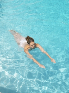 在游泳池里面游泳的女性图片