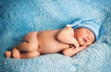 睡在毛毯上的新生婴儿图片