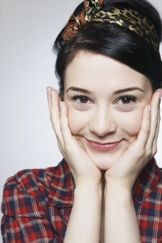 手捧脸的美女摄影图片