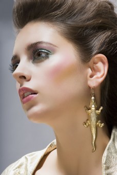 化妆品复古风格装扮的外国美女图片