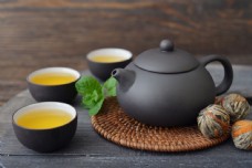 茶杯茶壶与绿茶图片