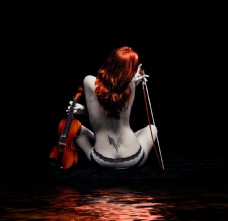 女性小提琴与外国美女背影图片