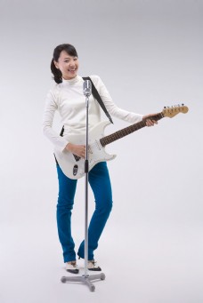 弹吉他唱歌的活力女孩图片