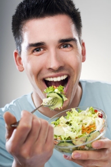 健康饮食吃水果蔬菜的外国男人图片