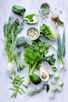 绿色新鲜蔬菜和牛油果图片