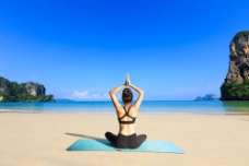 瑜伽美女沙滩打坐练瑜伽的美女图片