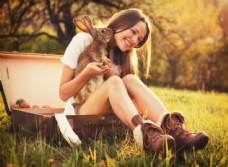 女子写真抱着兔子的美女写真图片