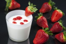 草莓与草莓奶图片