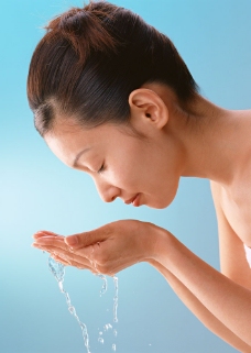脸手双手捧水洗脸的女人图片