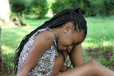 草地上的黑人小女孩