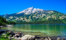 雪山翡翠湖图片