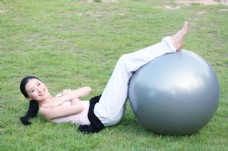瑜伽运动躺在草地上做运动的瑜伽少女图片图片