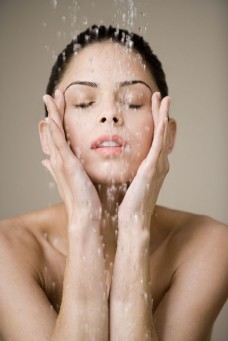 女性洗脸的性感美女图片