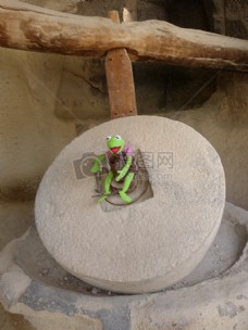 石磨盘上的小青蛙