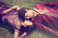 爱上睡在草地上的印度情侣图片