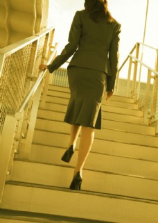 爬楼梯的商务女人图片