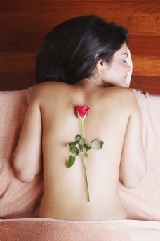 特写背部放玫瑰花的外国性感美女图片