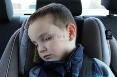 在车上睡觉的男孩