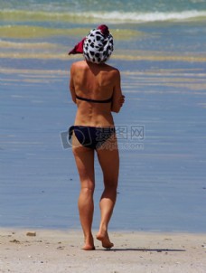 女人穿着在沙滩上比基尼
