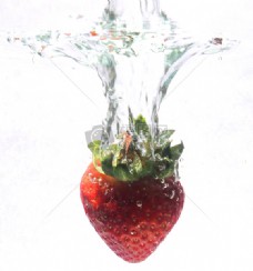 草莓在水中高清图片
