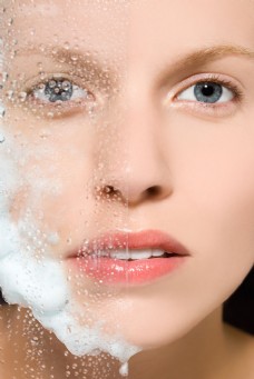 嘴唇素材女人用护肤品洗脸的泡沫图片图片