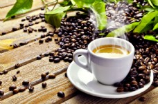 咖啡杯飘香的咖啡散落的咖啡豆图片