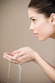 阳光SPA洗脸的女人SPA高清大图素材图片