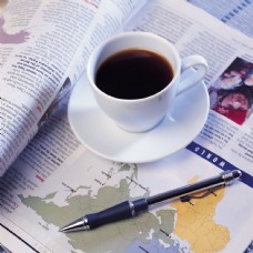 咖啡杯杂志上的咖啡特写图片图片