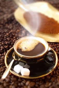 咖啡杯咖啡豆上的一杯热咖啡图片