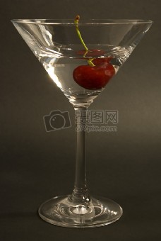 玻璃杯里的樱桃鸡尾酒
