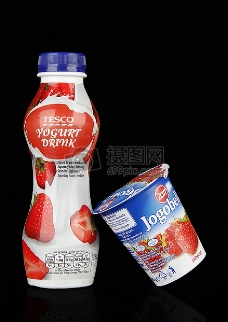 瓶子里的草莓酸奶