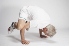 老人健身在倒立运动健身的外国白发老人图片